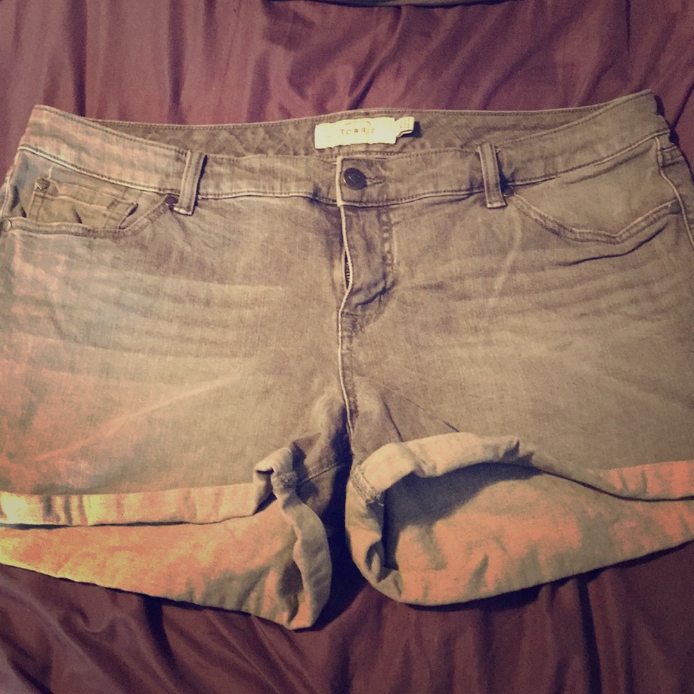 Torrid size 20 grey cuffed shorts